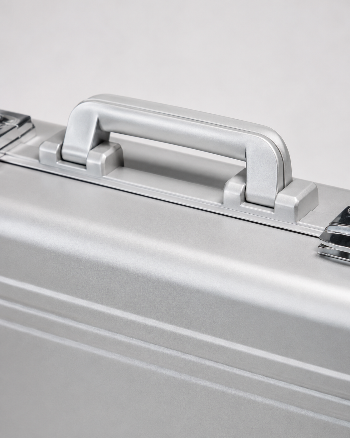 Close view of the handle on a silver AC47 Case.